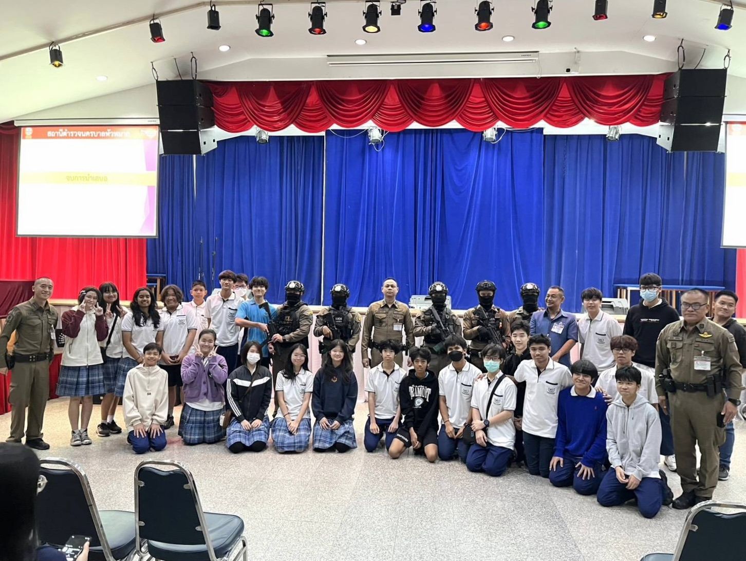 สน.หัวหมาก เปิดกิจกรรมเหมือนจริง ซักซ้อมแผนเผชิญเหตุกราดยิง (Active Shooter) ในสถานศึกษา ตามโครงการ หนี ซ่อน สู้ โรงเรียน Advent international School