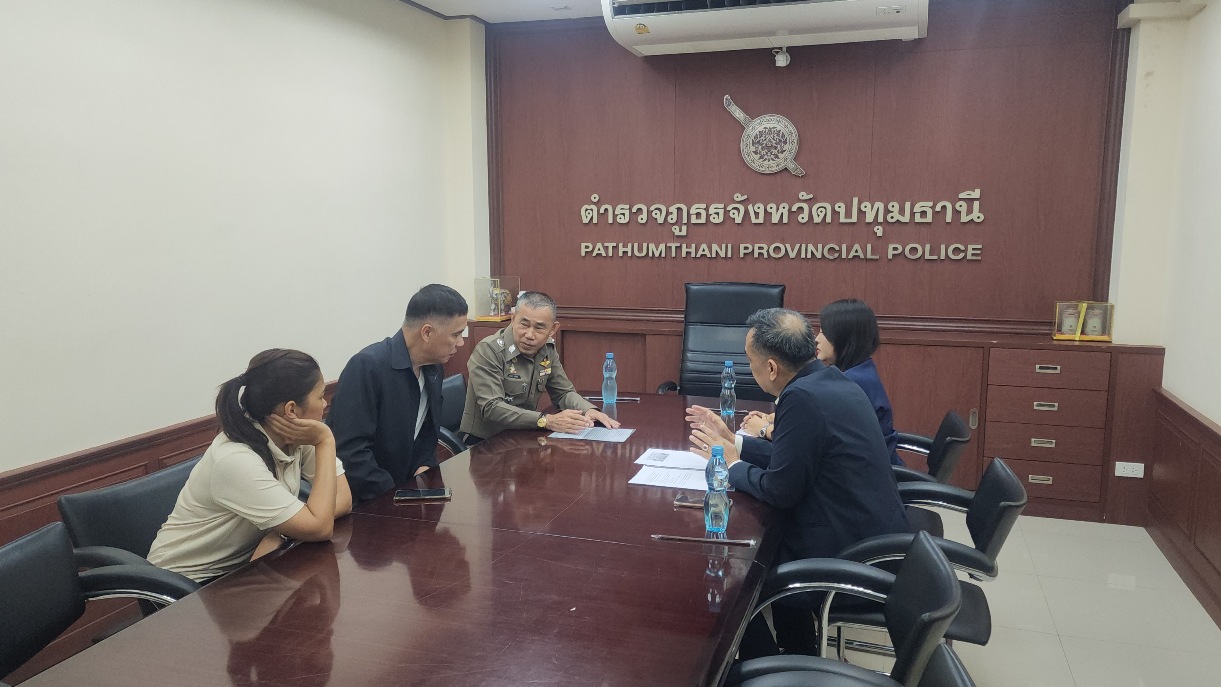สาวร้องผู้การปทุมฯ หลังถูกผู้มีอิทธิพลแจ้งความหมิ่นประมาท จากคลิป TikTok ทวงเงินปริศนา 20 ล้าน พรรคการเมืองใหญ่หาเสียง