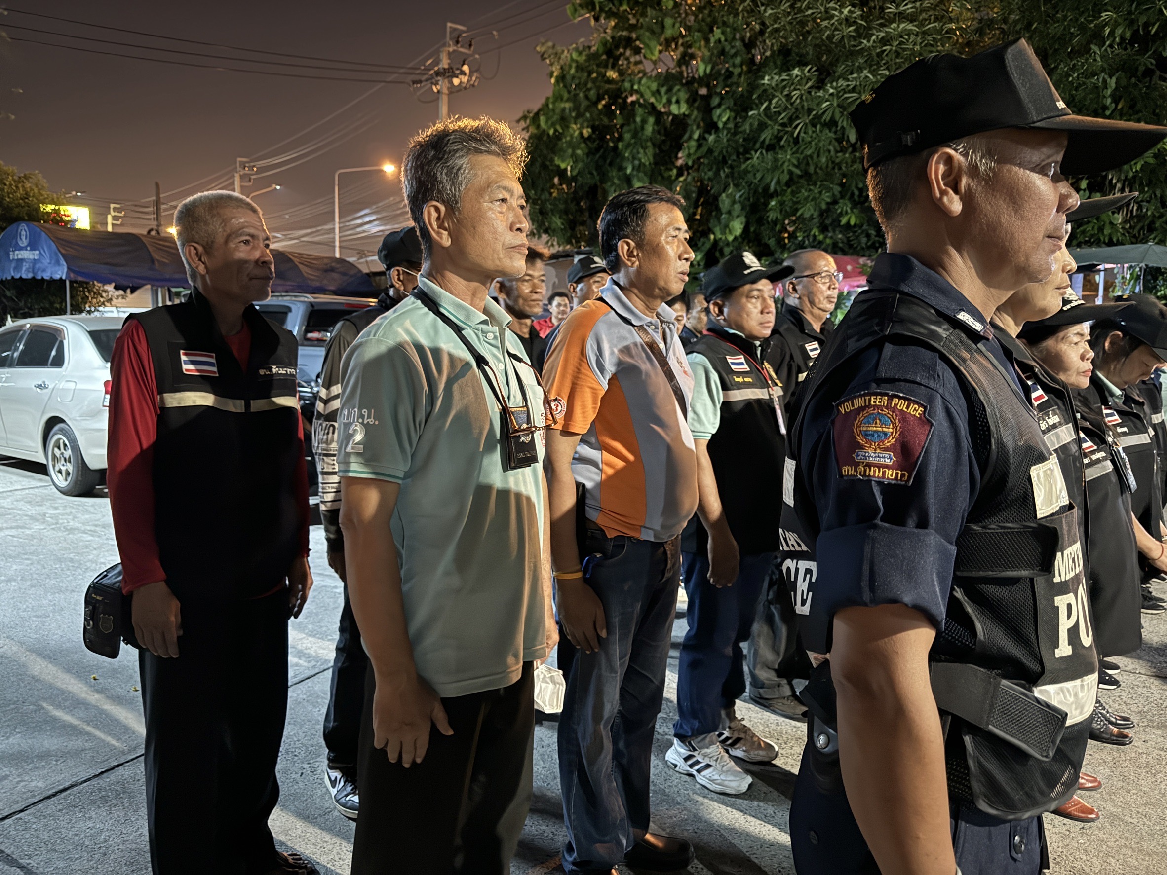 นางยุภาพร ทองสุพรรณ อส.ตร.สน.คันนายาว ศูนย์มิตรภาพ ปล่อยแถวเปิดสัญญาณไฟป้องกันเหตุร้ายช่วงสงกรานต์