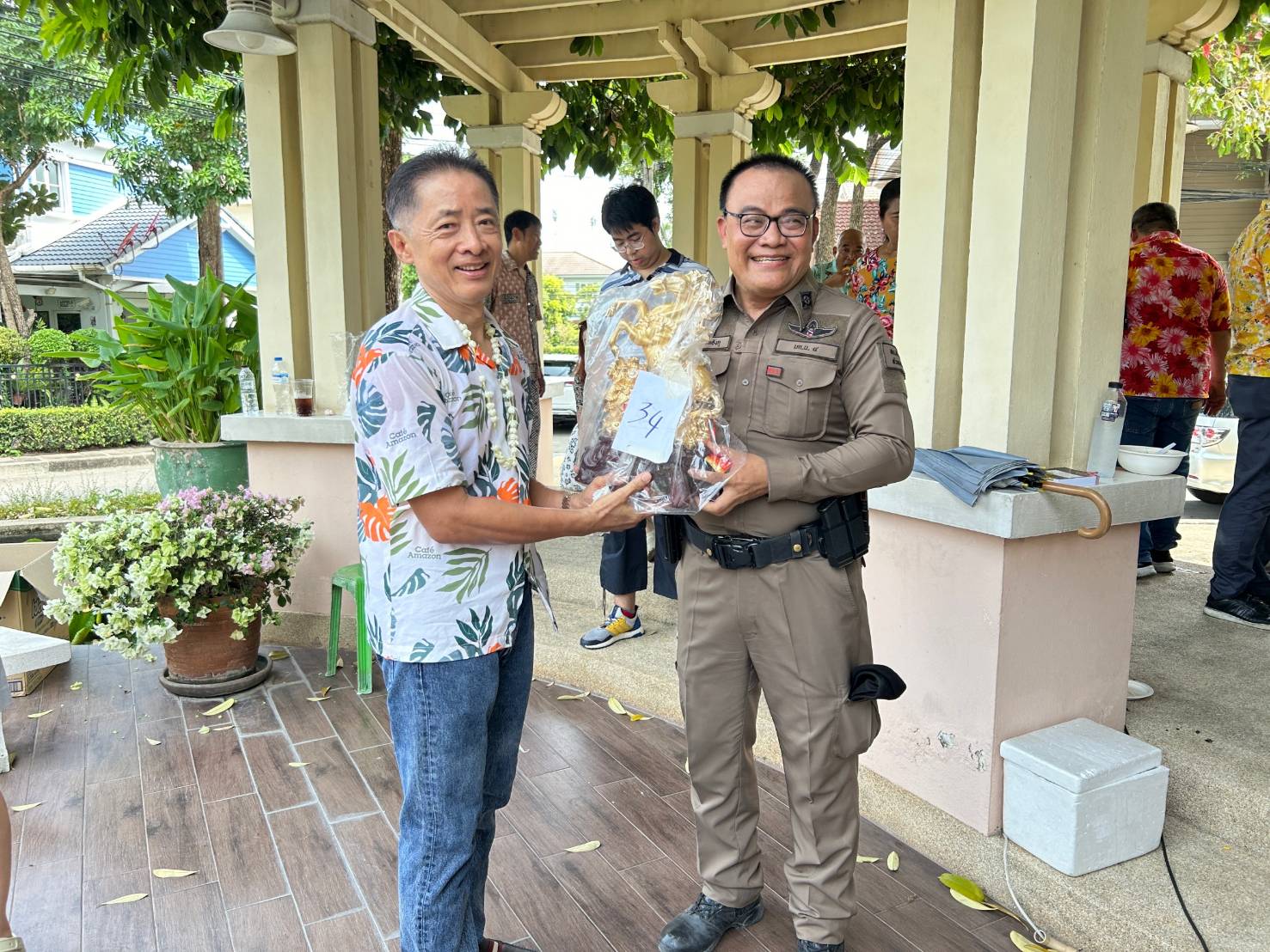 สารวัตรกระดูกเหล็ก พ.ต.ท.สวภณ คะอังกุ สวป.สน.หัวหมาก เข้ากราบสวัสดีปีใหม่ไทย พล.ต.ท.นิทัศน์ ลิ้มศิริพันธ์ อดีต ผบช.ตำรวจท่องเที่ยว