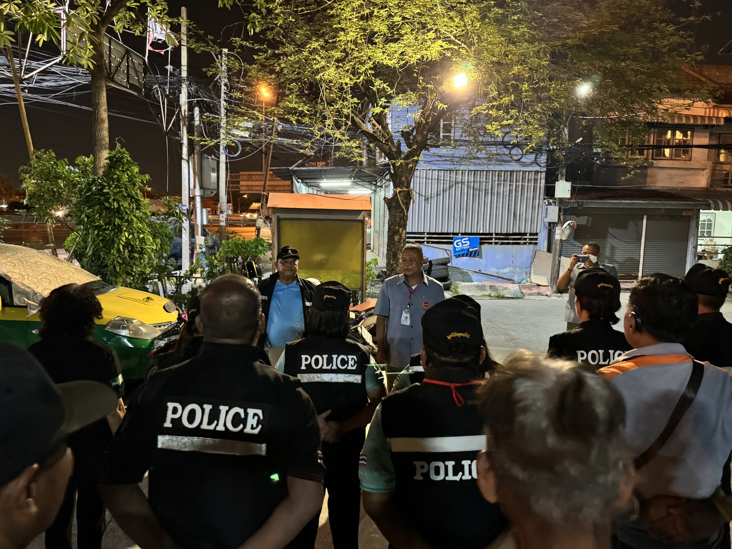 นางยุภาพร ทองสุพรรณ อส.ตร.สน.คันนายาว ศูนย์มิตรภาพ ปล่อยแถวเปิดสัญญาณไฟป้องกันเหตุร้ายช่วงสงกรานต์