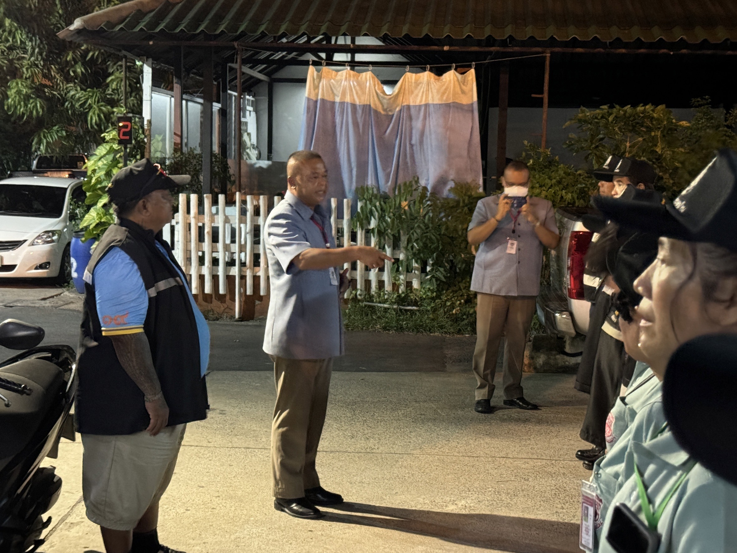 อส.ตร.สน.คันนายาว ศูนย์มิตรภาพ ปล่อยแถวเปิดสัญญาณไฟป้องกันเหตุร้ายช่วงสงกรานต์